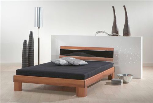 Futonbett, Liegefläche 140 x 200 cm, in Nussbaum-Nachb. und Hochglanz Schwarz, inkl. Federkernmatratze und Rollrost